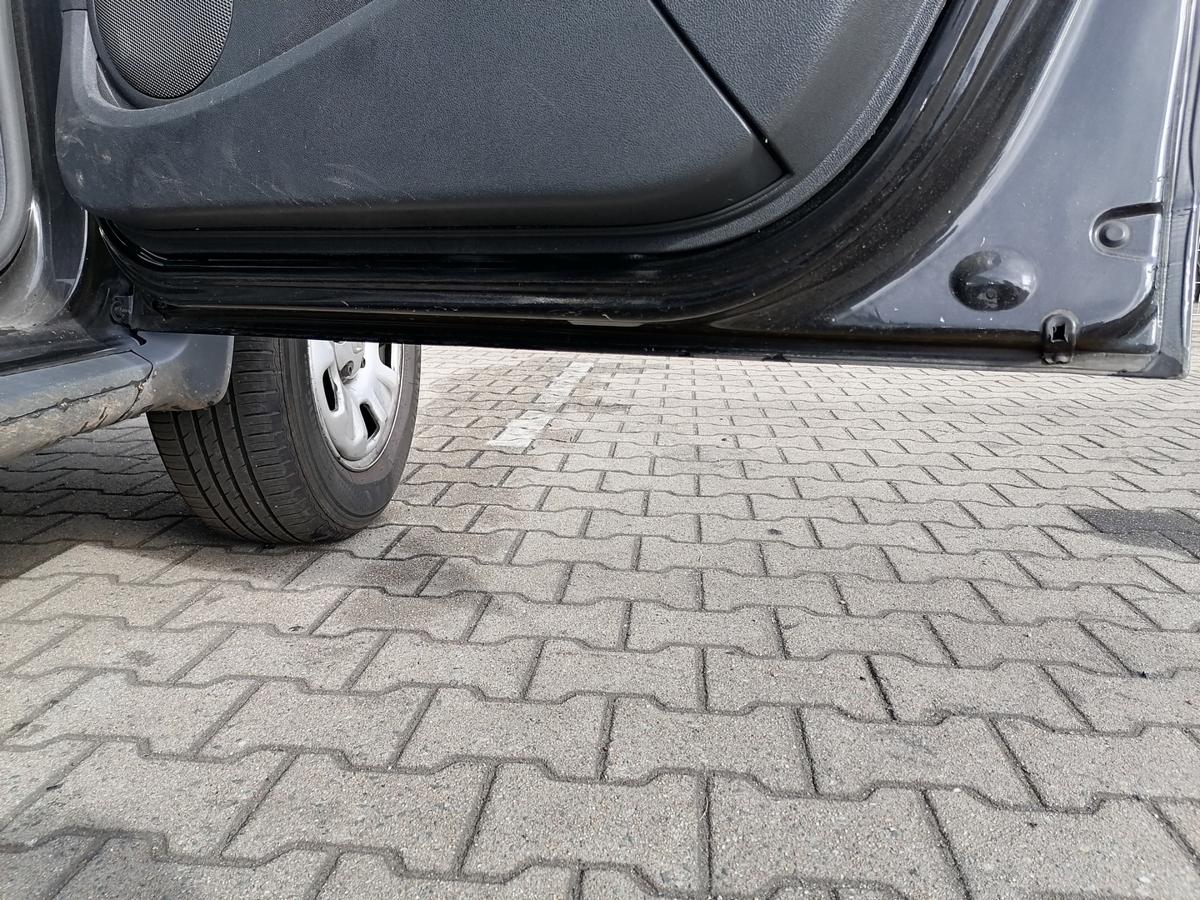 Dacia Duster original T&uuml;r vorn rechts NV676 Schwarz Rohbau Bj.2011